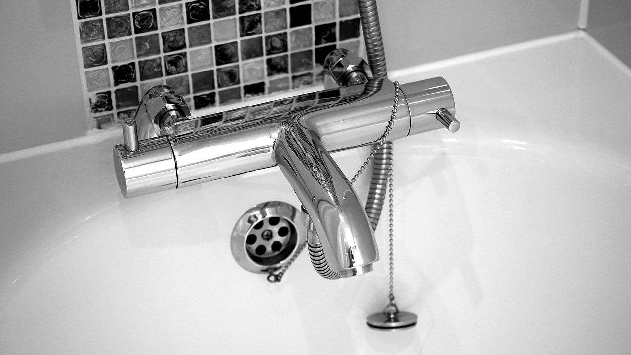 Смеситель для ванной: функциональность и стиль в вашей ванной комнате