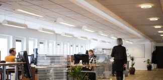 Идеальное освещение в офисе: Важность и выбор осветительных приборов