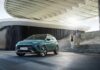 Hyundai Bayon привлекает внимание своим уникальным и современным дизайном. Он был разработан с учётом всех последних тенденций в автомобильной индустрии, что позволяет ему выделяться среди конкурентов. Агрессивные линии кузова, выразительные фары и стильные элементы экстерьера создают образ, который не только выглядит эффектно, но и подчёркивает его функциональные возможности. Этот кроссовер станет отличным выбором для тех, кто хочет выразить свою индивидуальность на дороге.