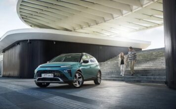 Hyundai Bayon привлекает внимание своим уникальным и современным дизайном. Он был разработан с учётом всех последних тенденций в автомобильной индустрии, что позволяет ему выделяться среди конкурентов. Агрессивные линии кузова, выразительные фары и стильные элементы экстерьера создают образ, который не только выглядит эффектно, но и подчёркивает его функциональные возможности. Этот кроссовер станет отличным выбором для тех, кто хочет выразить свою индивидуальность на дороге.